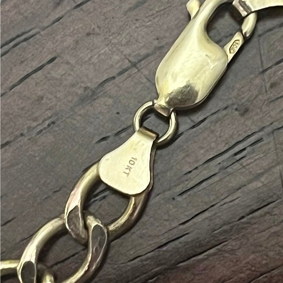 Gold Accessories with Elegant Design - Picture 4 of 4